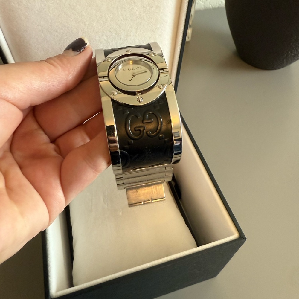 Gucci Silver Tone Men's Watch